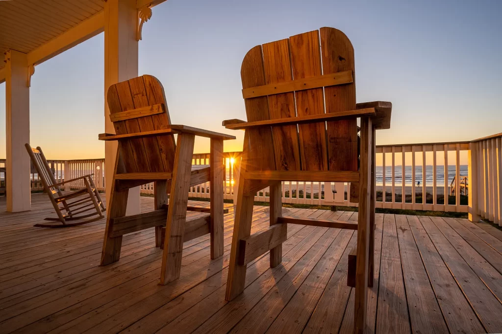 sillones de madera en la playa atardecer cual madera es mejor para muebles